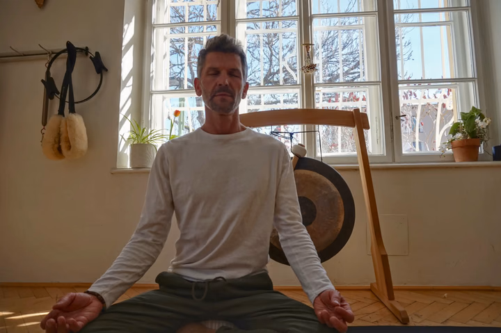 Wolfgang Stemer in Meditationspose.