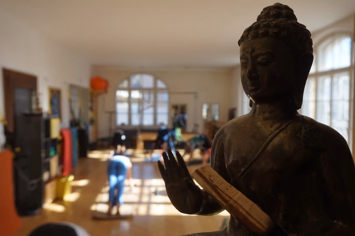 Unser Bronze Buddha wacht mit Palo Santo in Händen über die Kurse.