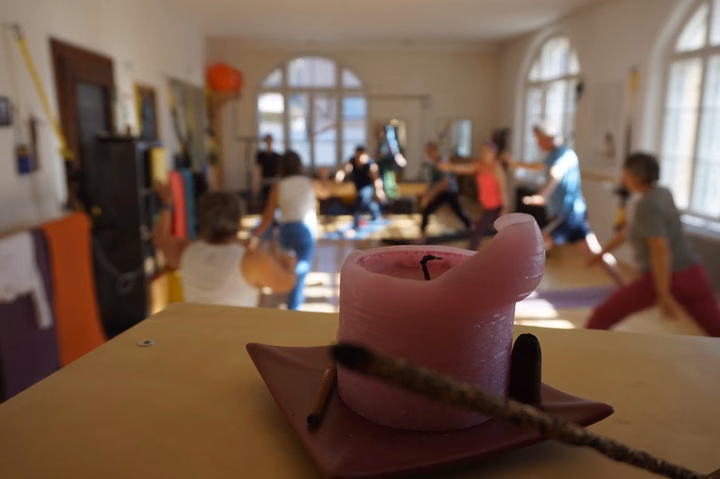 Duftkerzen, Räucherstäbchen und Palo Santo helfen bei der Schaffung einer beruhigenden Atmosphäre.
